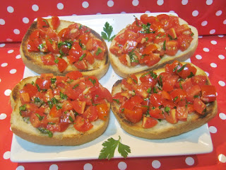 Crostini cu rosii, usturoi si patrunjel verde