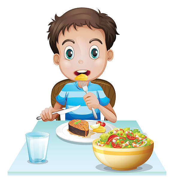 Niño con cuchillo y tenedor comiendo