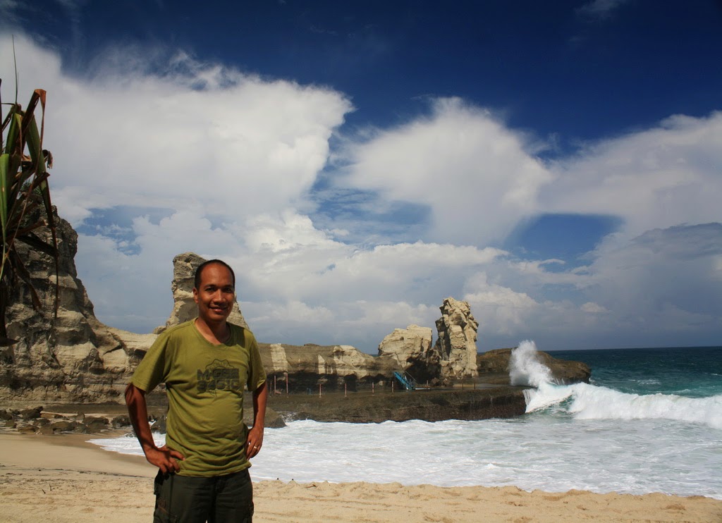 Selfie di Pantai Klayar dengan background batu Sphinx. Selfie di Pantai Klayar dengan background batu Sphinx.