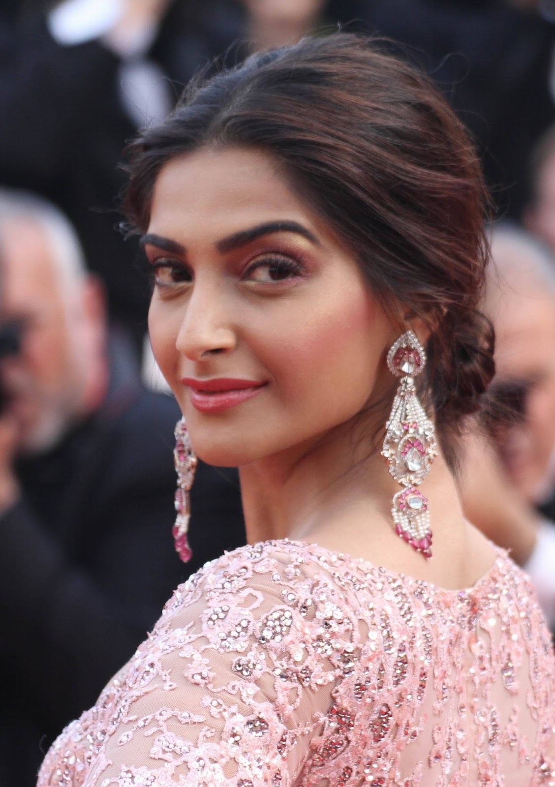 Sonam Kapoor Looks Flawless in Elie Saab Peach Gown At 'The Meyerowitz Stories' Premiere During The 70th Cannes Film Festival 2017