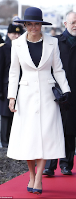 Manteau Ida Sjostedt / escarpins Gianvito Rossi / pochette Quidam