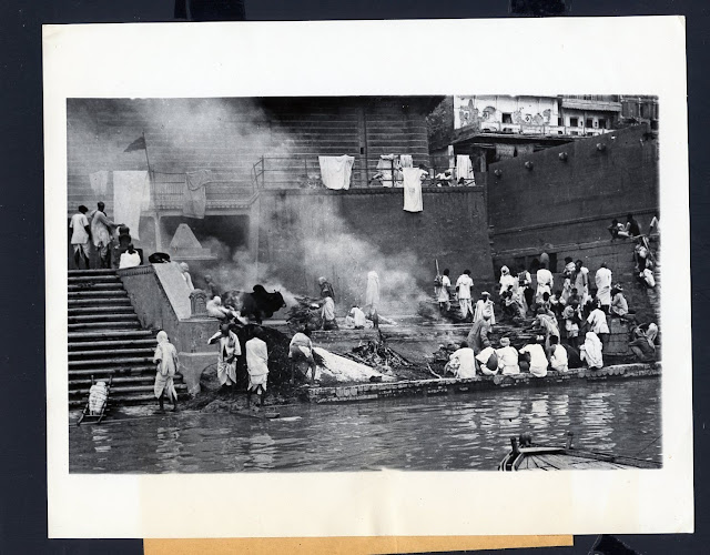 1947+Burning+of+The+Dead+in+varanasi+India