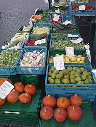 Täglich kann man  auf dem Erfurter Domplatz frisches Obst und Gemüse kaufen.