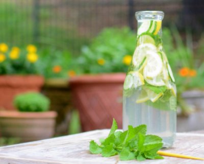 Lemon Mint Cucumber Water ♥ AVeggieVenture.com, a great way to stay hydrated.