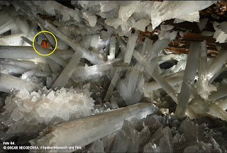 Aquello es un científico sentado encima de un cristal.