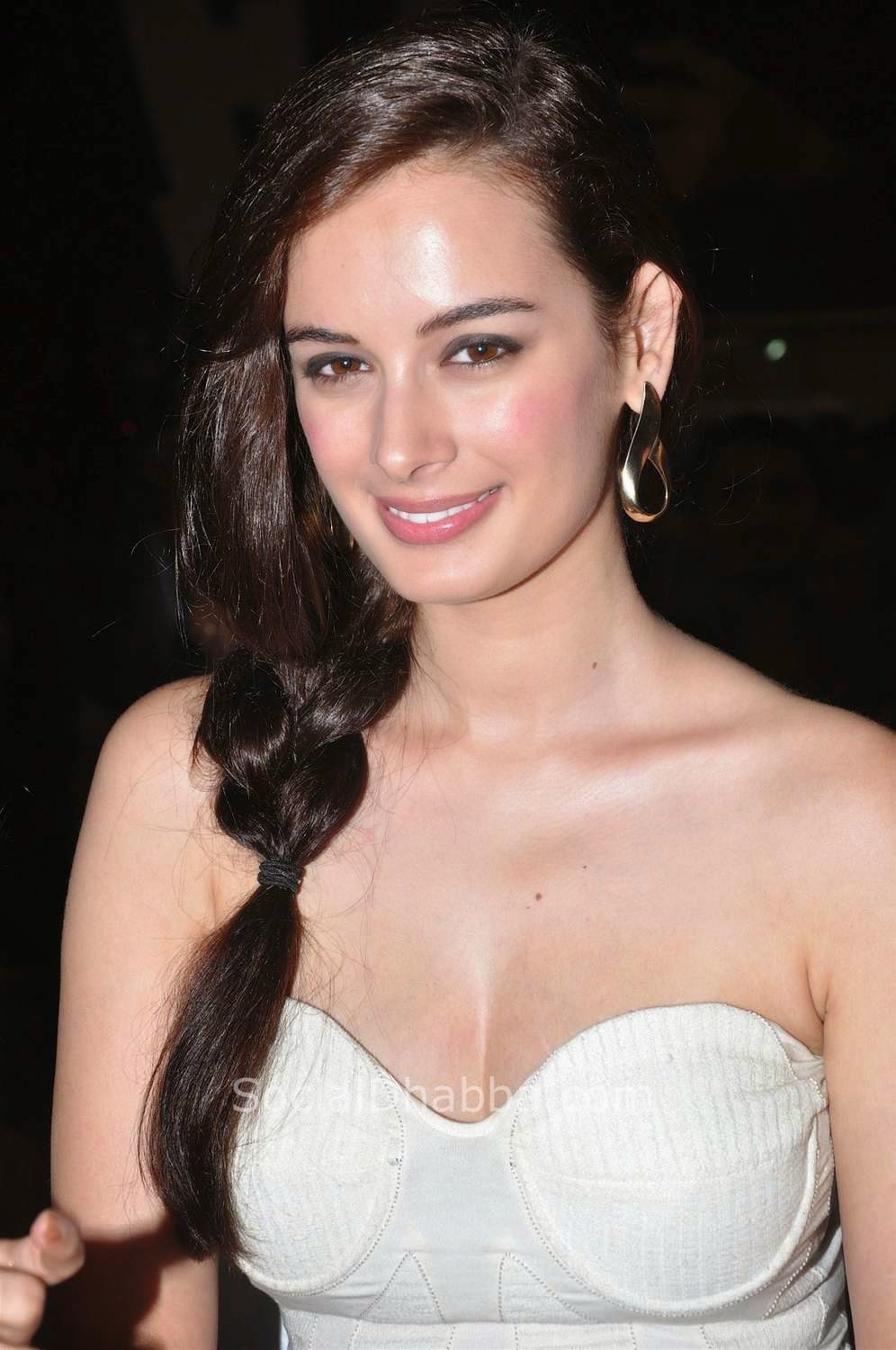 Evelyn Sharma Bio & Latest Pics | Life in Bangladesh