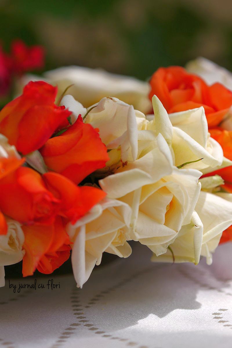 aranjament cu trandafiri albi portocalii de gradina
