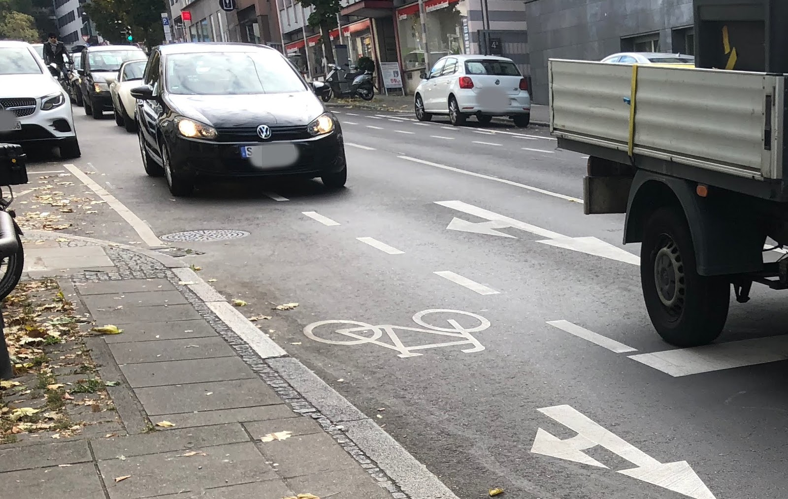 Radfahren in Stuttgart: Schutzstreifen oder Angststreifen?
