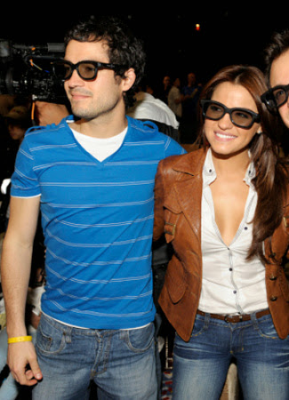 Poncho Herrera y Maite Perroni en partido de fútbol en 3D