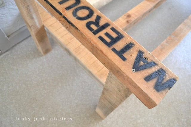 pallet wood sofa for an outdoor porch or patio | funkyjunkinteriors.net