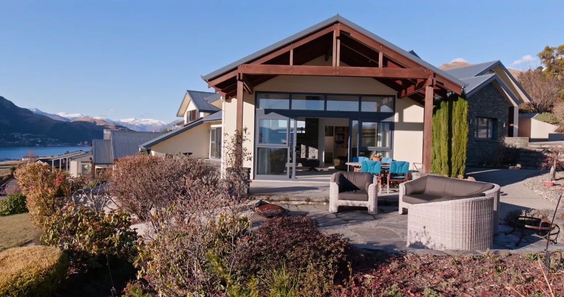 18 Interior Design Photos vs. 5 Milward Place, Kelvin Heights, Queenstown Luxury Home Tour