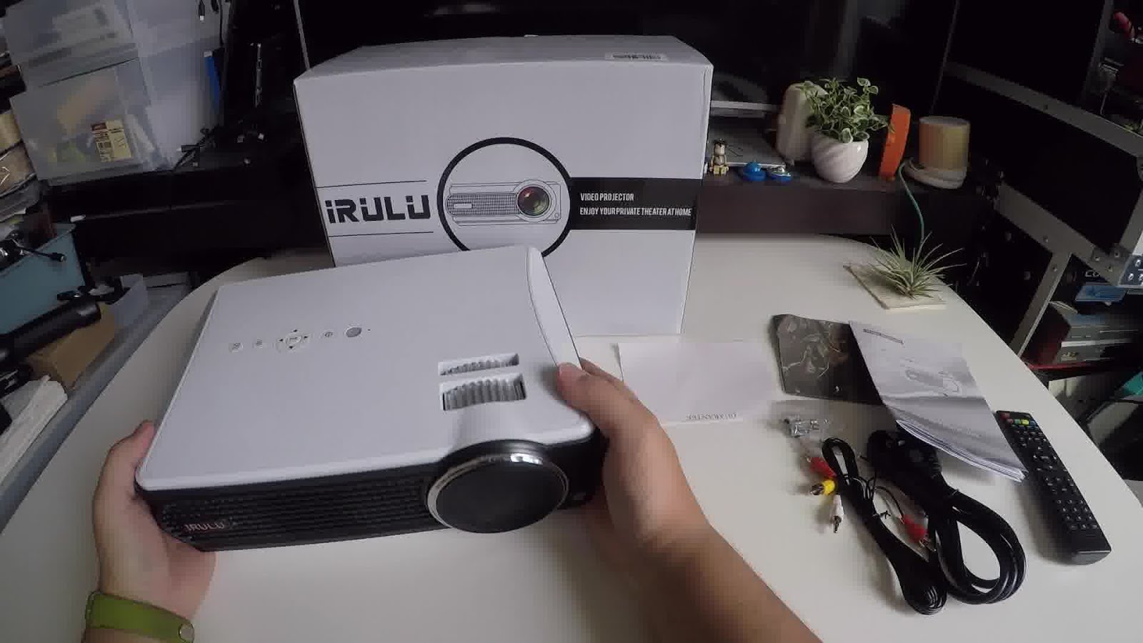 iRULU P4 LEDプロジェクター 1080p対応 解像度800x480 01サクッと紹介と投射テスト密林