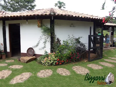 Pisadeira de pedra no jardim, com pedra moledo, formando as pisadeiras de pedra com pedras menores assentadas na massa, formando esse conjunto de pedras com tamanhos de 40 cm a 60 cm com juntas de 2 cm a 3 cm entre as pedras com 7 cm a 15 cm.