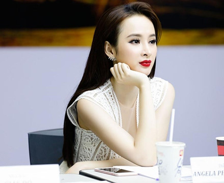 Vay ao xuyen thau 'phan chu' khien Angela Phuong suyt lo nguc - Anh 4