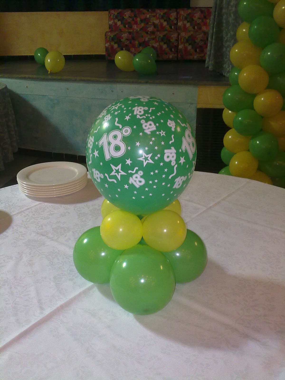 LV balloon art: COMPLEANNO 18 anni