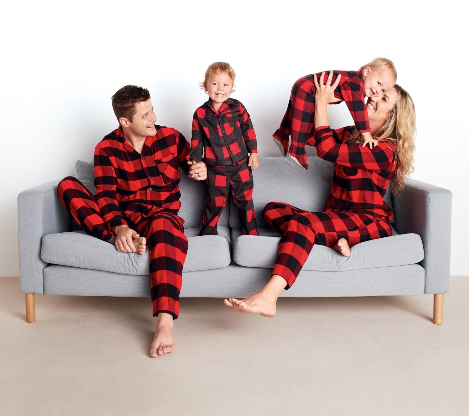 5 Sets of the Cutest Matching Family Christmas Pajamas! Daphnie Pearl Blog family christmas pajamas matching idea photo photographer picture pictures christmas tree buffalo plaid grinch polar bear fuzzy warm comfortable lounge snowflake
