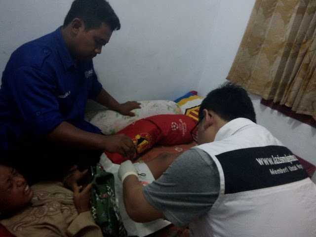 Team medis Lazismu bersama relawan mdmc Jember melaksanakan Khitanan gratis