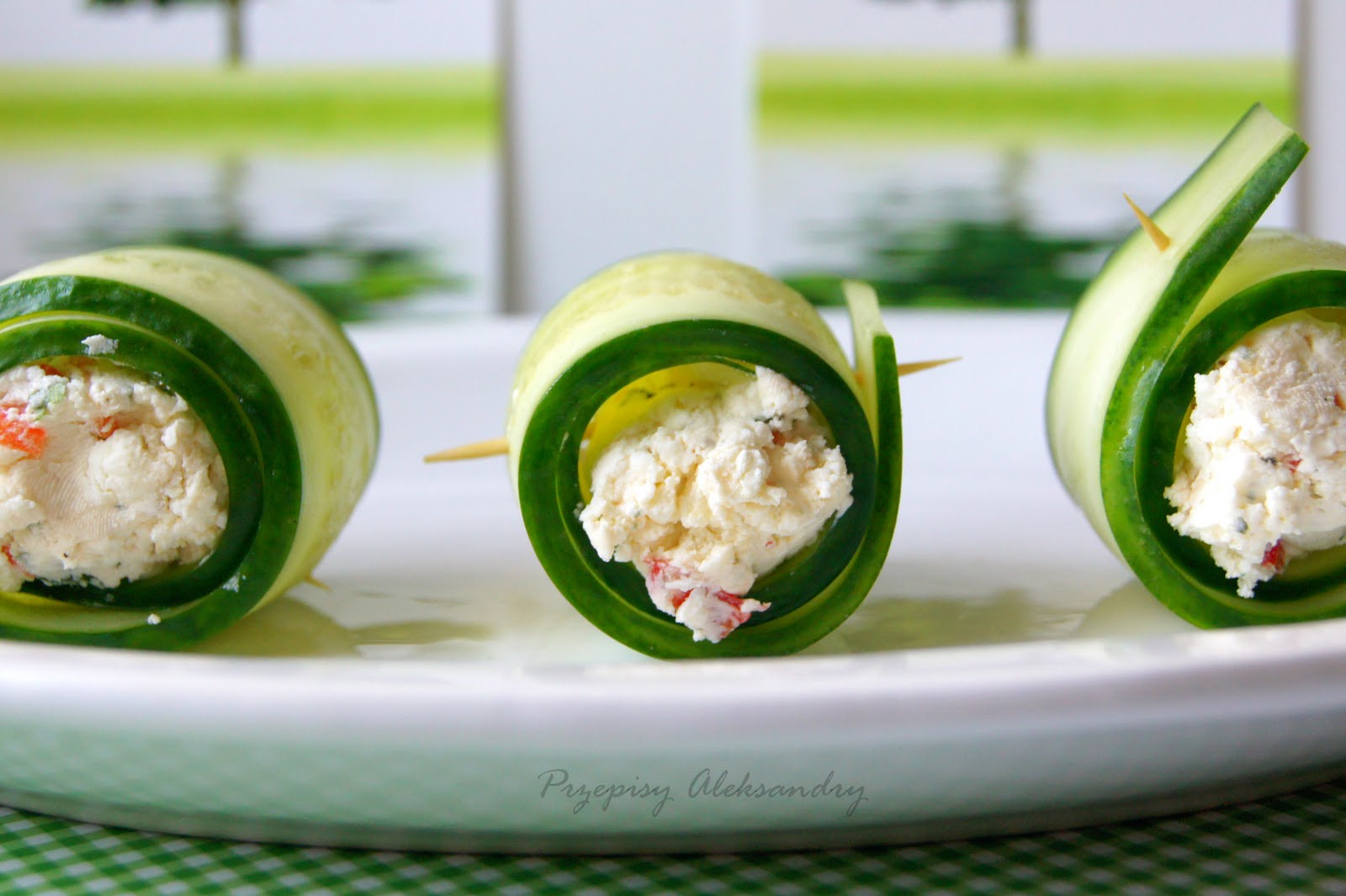 Рулетики из огурцов с крабовыми палочками