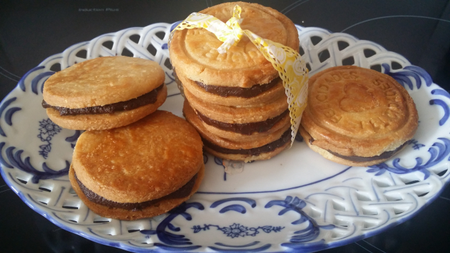 Unas galletas rellenas de chocolate