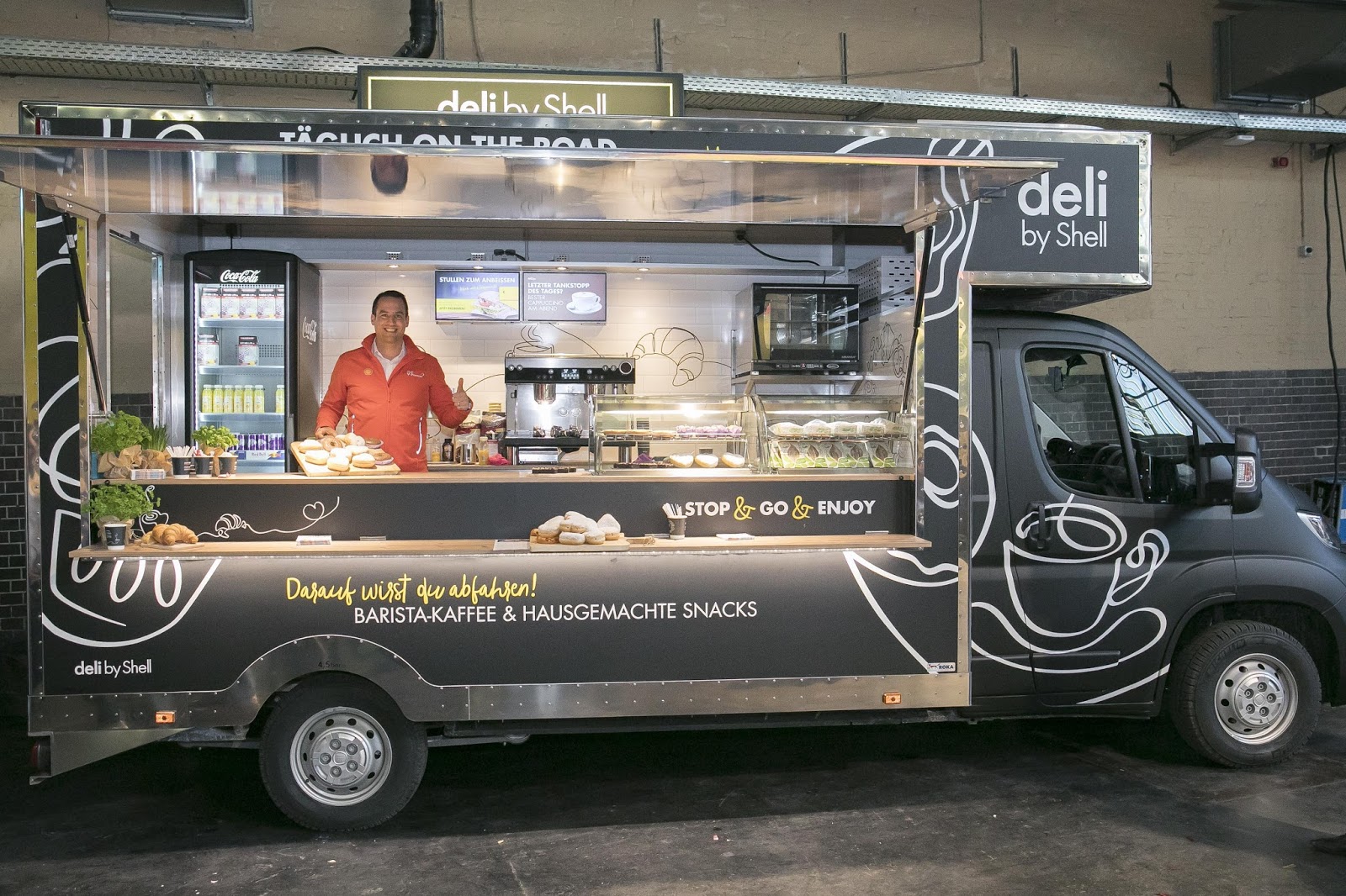 Едете или едите. Едете или едите. Азс ночью. Кофе на азс. Бензоколонка ночью.