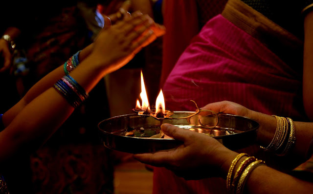 स्वास्थ्य की पूँजी है- पूजा का दीपक स्वास्थ्य की पूँजी है- पूजा का दीपक