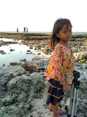 seorang anak dan tripod seorang anak dan tripod