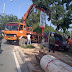 Hindari Digilas Lori Truck Mobil Taksi Merah Tabrak Pohon
