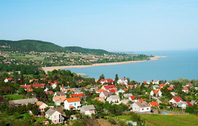 Pequeña ciudad en el Lago Balatón de Hungría - Hungary Landscapes and cities