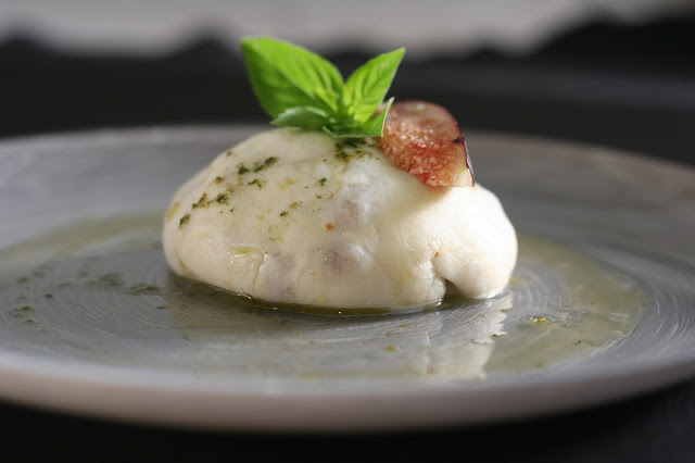 Bomba De Mozzarella Rellena De Brevas Y Pancetta Con Nueces Y Aceite De Albahaca
