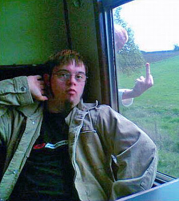 Witziges Fenster Foto - Mann im Zug Stinkefinger Witziges Fenster Foto - Mann im Zug Stinkefinger