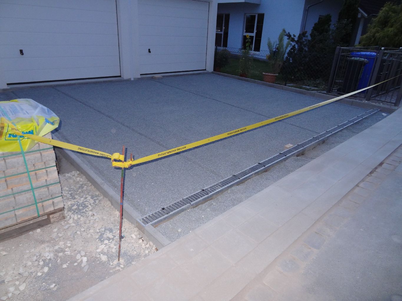 ...unser Haus entsteht: Garten: Treppe und Garageneinfahrt