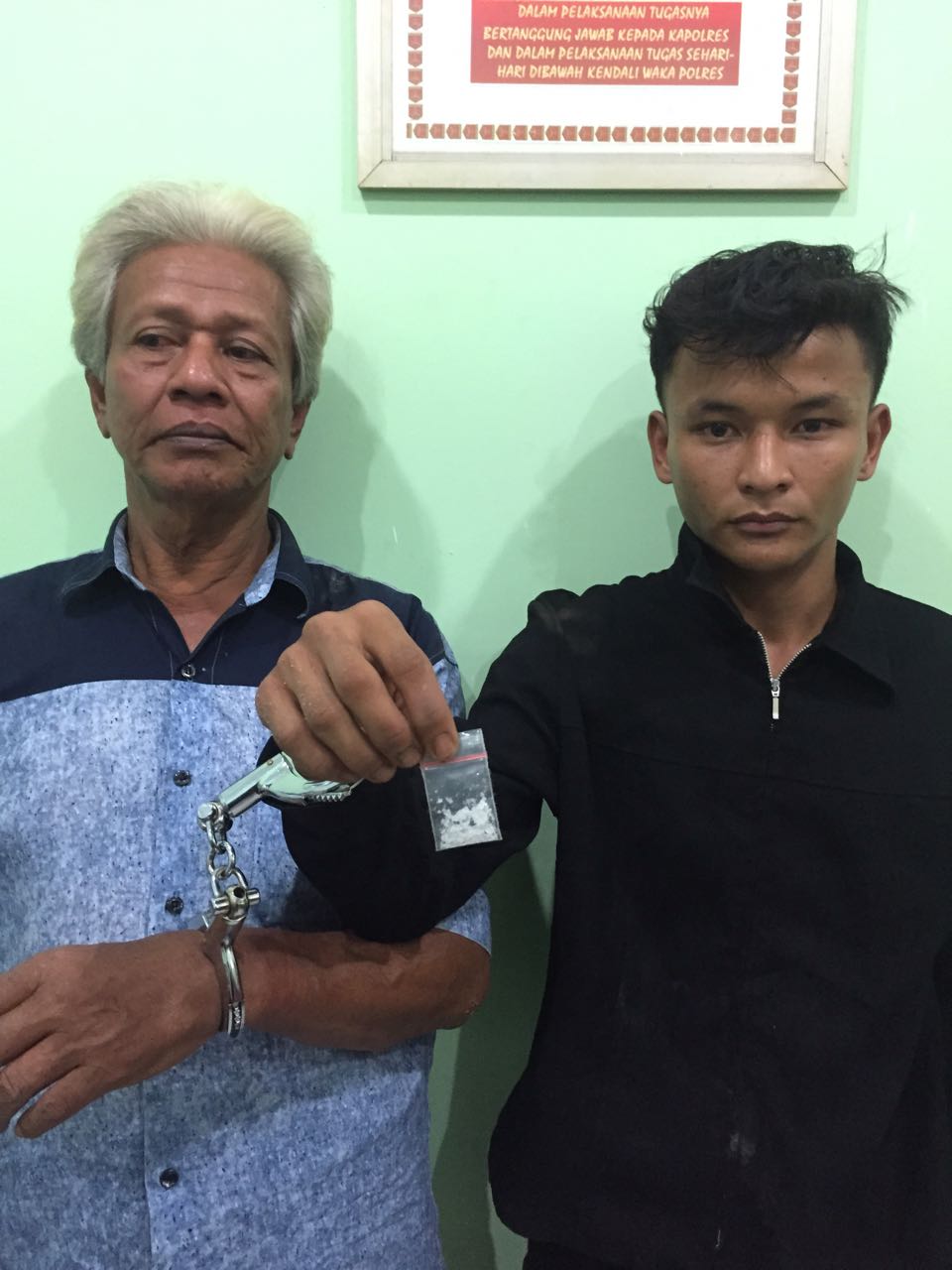 Amri dan Teguh kedua tersangka penjual sabu yang diringkus polisi. Amri dan Teguh kedua tersangka penjual sabu yang diringkus polisi.