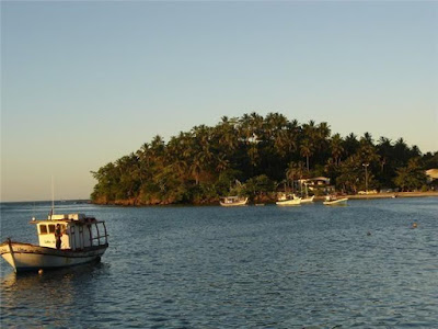 Barco naufraga e pescador morre afogado em Ilhéus