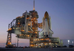 SPACE SHUTTLE DISCOVERY SITS ON LAUNCH PAD