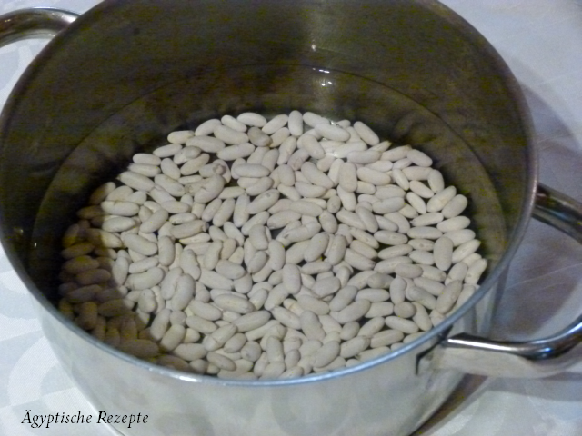 Weiße Bohnen mit Rindfleisch in Tomatensoße - Fossolia Beda bil Lahma ...