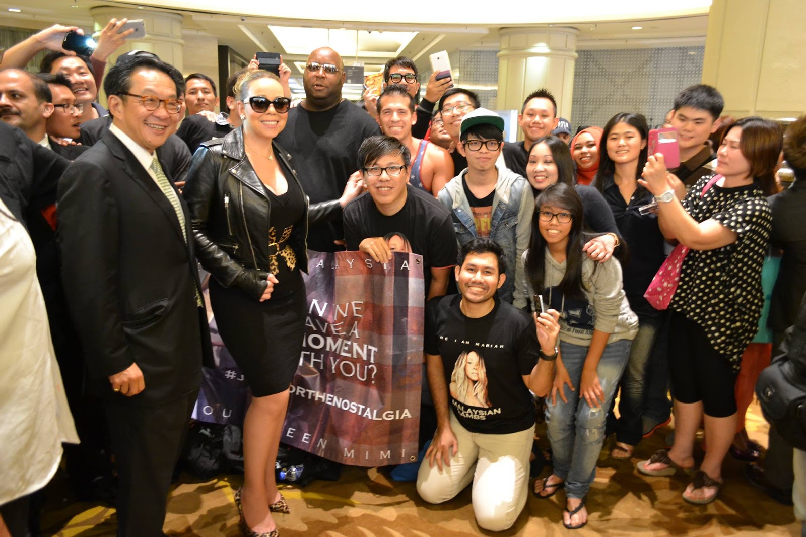 Mariah Carey together with fans while Shopping in Starhill Kuala Lumpur