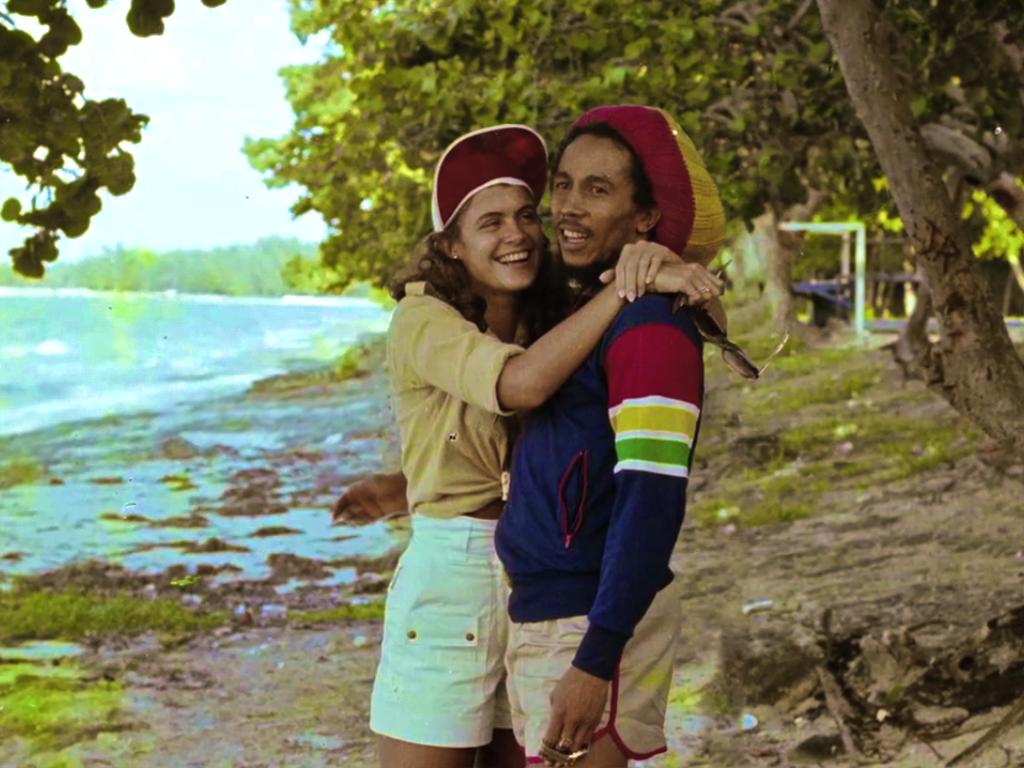 40 Unbelievable Historical Photos - Bob Marley on the beach with Miss World 1976 Cindy Breakspeare, mother of Damien Marley.