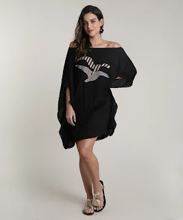 Moda Verão saída de praia feminina salinas curta ombro a ombro com bordado de gaivota manga 3/4 preta Saída de praia feminina desenvolvida em tecido plano leve e macio. A peça tem bordado colorido de gaivotas na parte frontal.