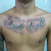 Santo forte tattoo escrita no peito