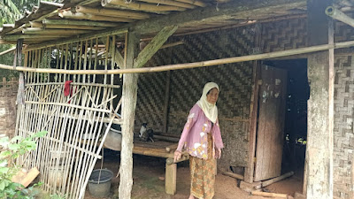  Kisah Pilu Nenek Mirah hidup sendiri Di Rumah Reyot 