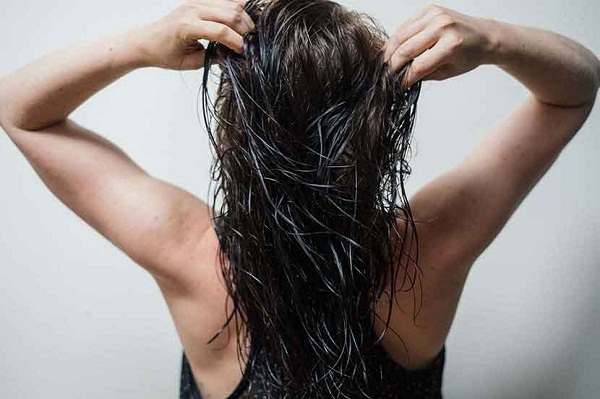 घरेलू उपचारो के ज़रिये पाइए स्वाभाविक रूप से काले बाल