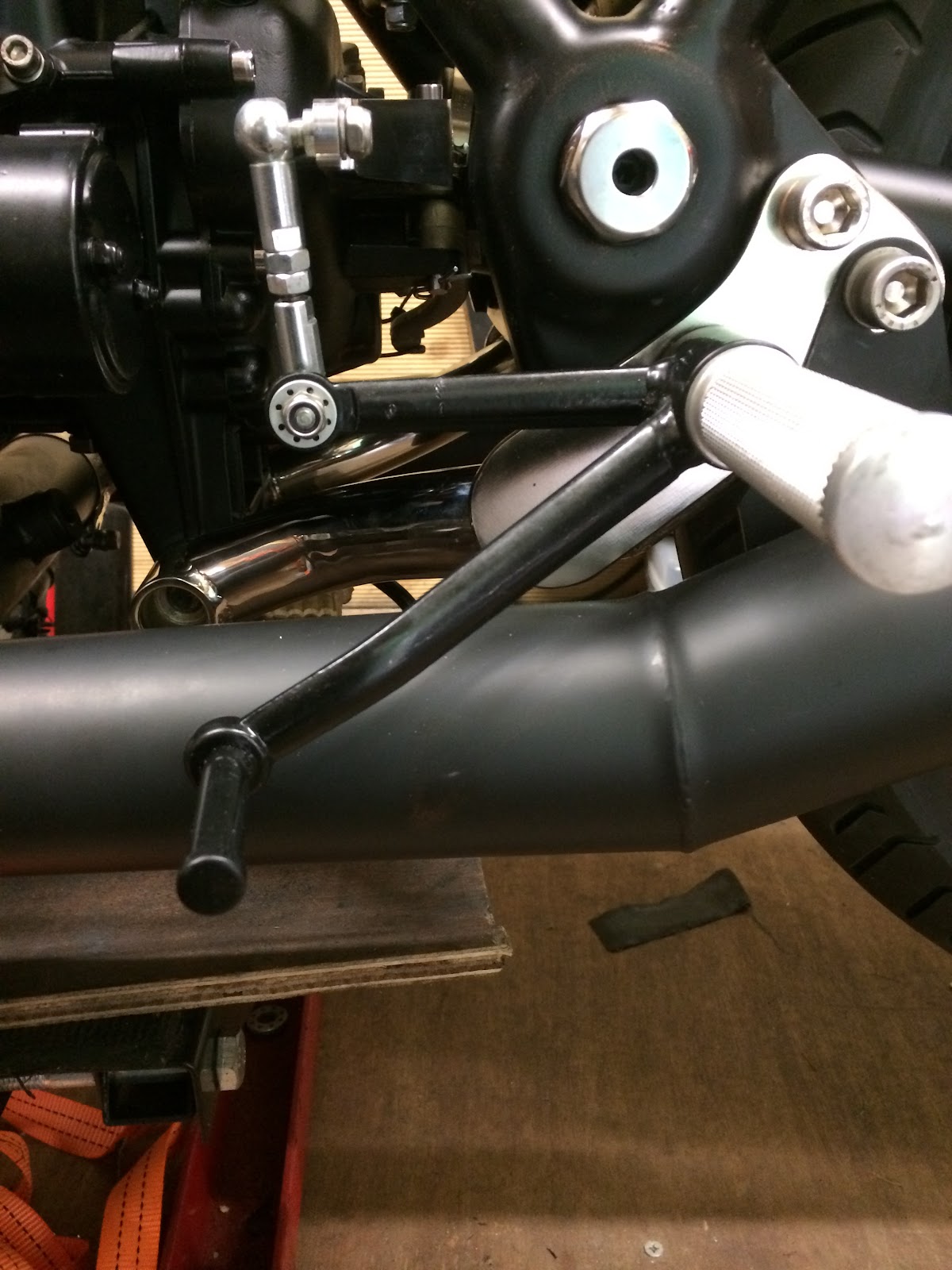Nicks guzzicafe mk2 Gear linkage and rear sets