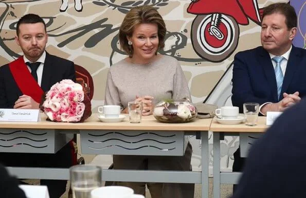 Queen received information about the professional approach and pedagogical methods used against bullying in the school. Natan sweater and skirt