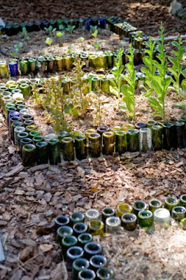 Botellas de vidrio en tu jardín