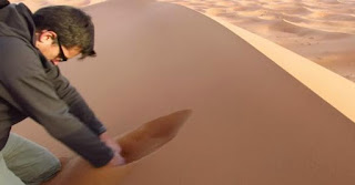 ΕΚΠΛΗΚΤΙΚΟ ΒΙΝΤΕΟ: Φαίνεται μια κανονική άμμος - Όταν ξεκίνησε να σκάβει συνέβη κάτι μοναδικό...