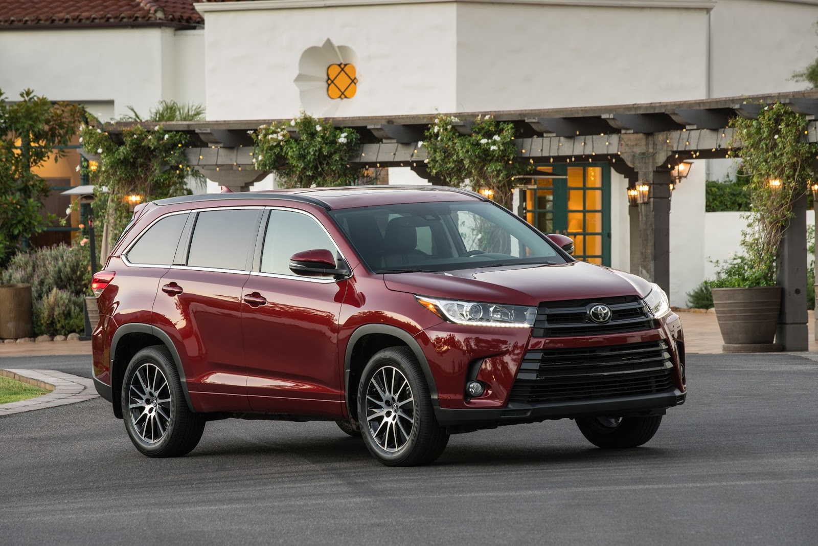 What A Bit Of Restraint Can Do: The 2017 Toyota Highlander SE