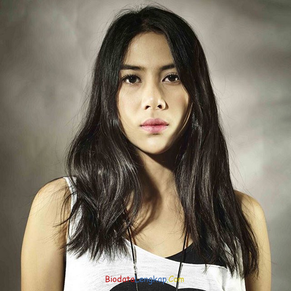 Foto Dan Biodata Lengkap Adinda Thomas