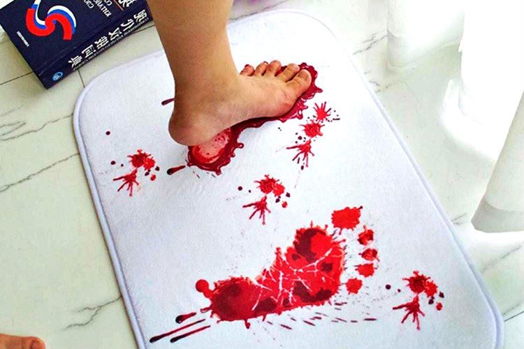 Kanlı şaka paspası tüyleri diken diken eden şakalar yapmaktan hoşlananlar için birebirdir.