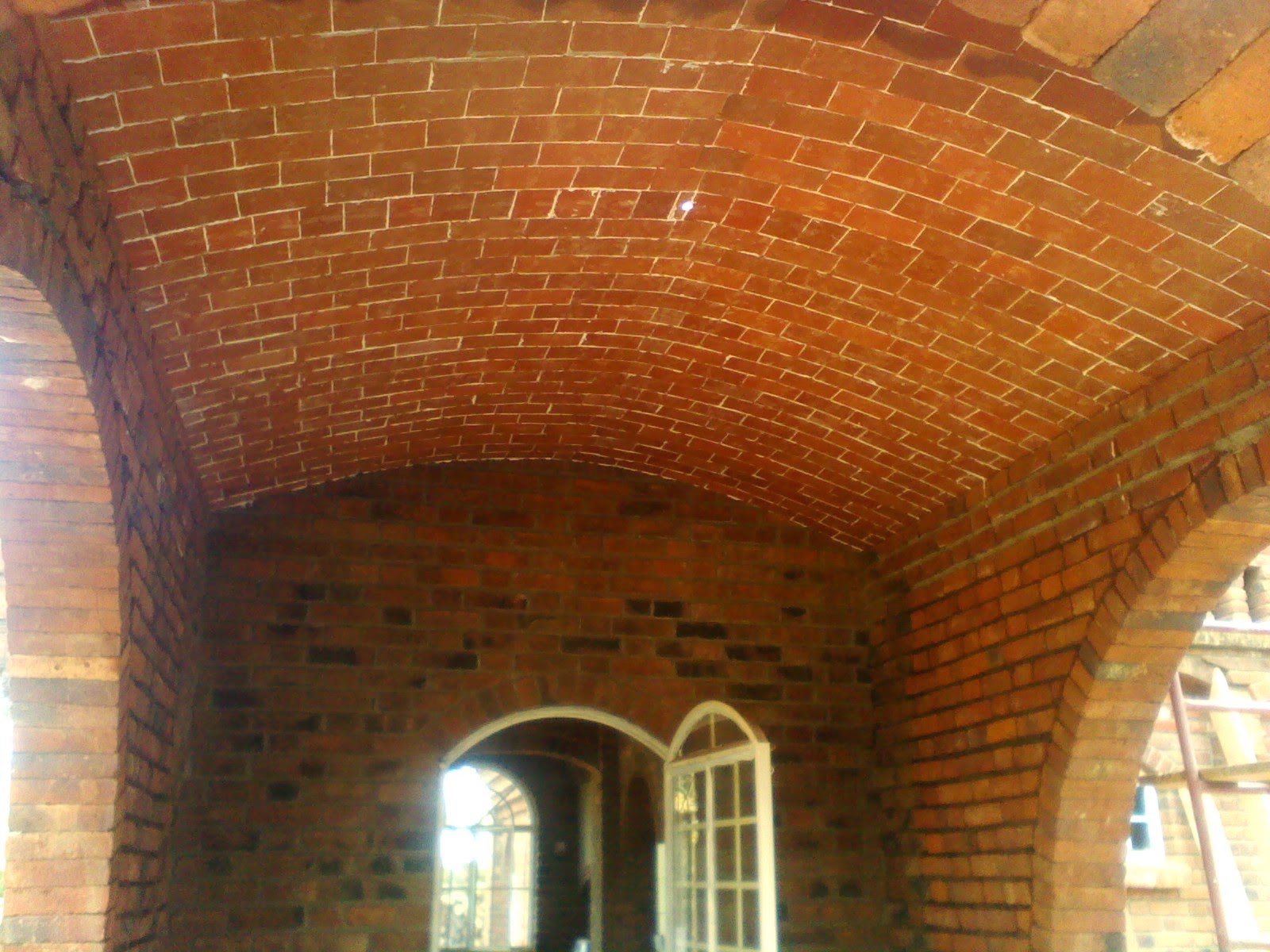 Реставрация сводов. Сводчатые потолки из кирпича. Кирпичная арка. Арочный потолок из кирпича. Кирпичный арочный свод.
