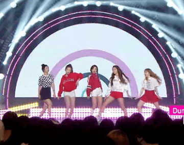 오늘자 카메라 찾는 아이린 | 인스티즈